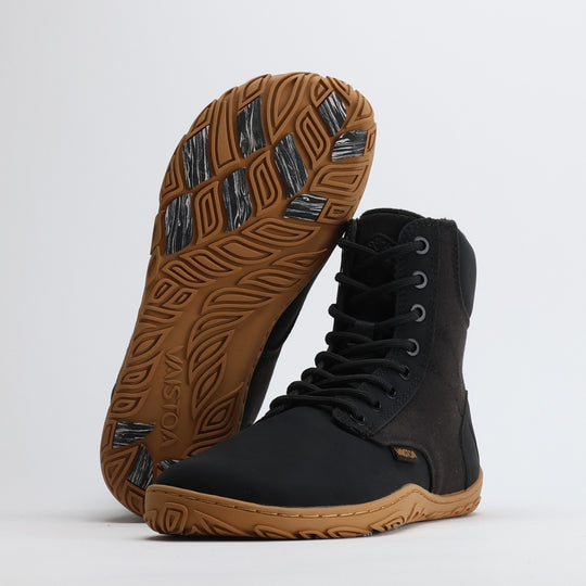 Black barefoot winter boots with the “Design from Finland” label, showcasing minimalist Nordic design focused on warmth, lightness, and natural movement.