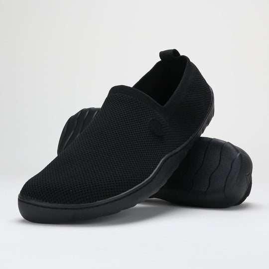 Vaistoa Lempeä 2 barefoot slip-on shoes black – one shoe leaning against the other