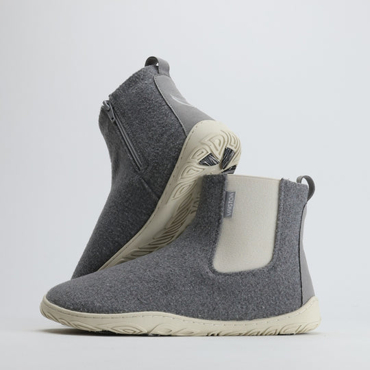 Pearl grey barefoot winter felt Chelsea boots with the “Design from Finland” label, showcasing Nordic craftsmanship, warmth, and natural barefoot comfort for winter conditions.