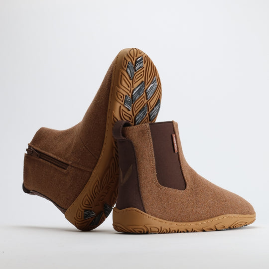 Roasted almond barefoot winter felt Chelsea boot with the sole resting against the upper, showing visible grip zones on the Vaistoa Pitoa™ winter sole designed for better traction on icy surfaces.