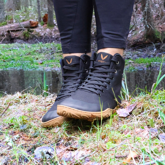Vaistoa Tuohi barefoot trekking shoes black – lifestyle photo, spring, standing by a stream