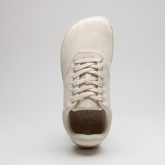 Vaistoa Huoleton barefoot hemp sneakers – natural hemp, single shoe photographed from above with the toe towards the camera, wide toe box and the inside of the shoe visible