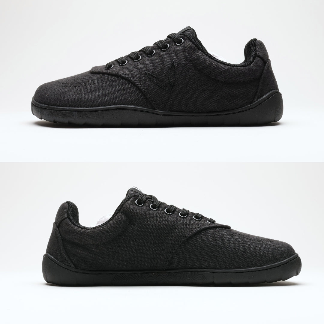 Vaistoa Huoleton barefoot hemp sneakers – soft black, both sides of the shoe stacked, outer side above and inner side below, the flat sole visible