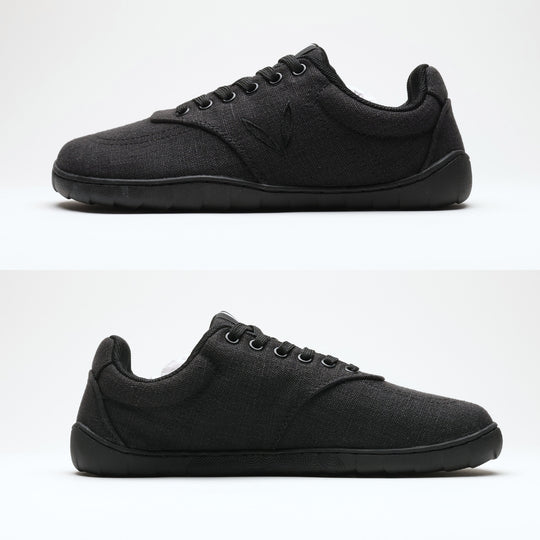 Vaistoa Huoleton barefoot hemp sneakers – soft black, both sides of the shoe stacked, outer side above and inner side below, the flat sole visible