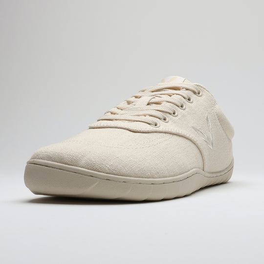 Vaistoa Huoleton barefoot hemp sneakers – natural hemp, close-up of a single shoe from a front angle, the weave of the hemp fabric and the lacing visible