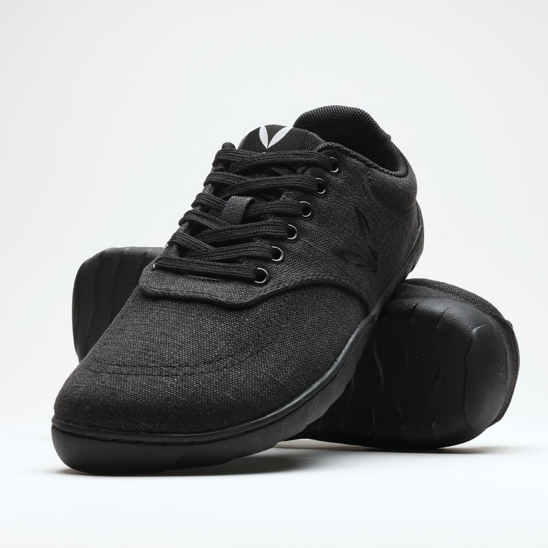 Vaistoa Huoleton barefoot hemp sneakers – soft black, pair with one shoe leaning on the other and the outsole partly visible, light background