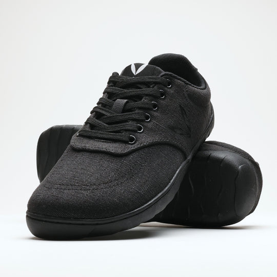 Vaistoa Huoleton barefoot hemp sneakers – soft black, pair with one shoe leaning on the other and the outsole partly visible, light background