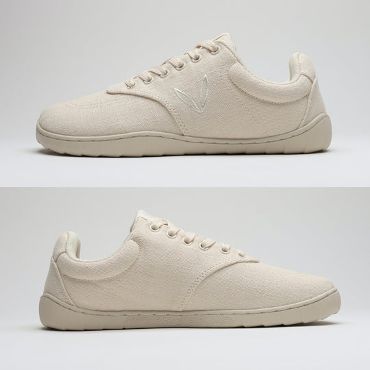Vaistoa Huoleton barefoot hemp sneakers – natural hemp, both sides of the shoe stacked, outer side above and inner side below, the flat sole visible
