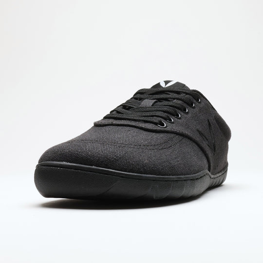 Vaistoa Huoleton barefoot hemp sneakers – soft black, close-up of a single shoe from a front angle, the weave of the hemp fabric and the lacing visible