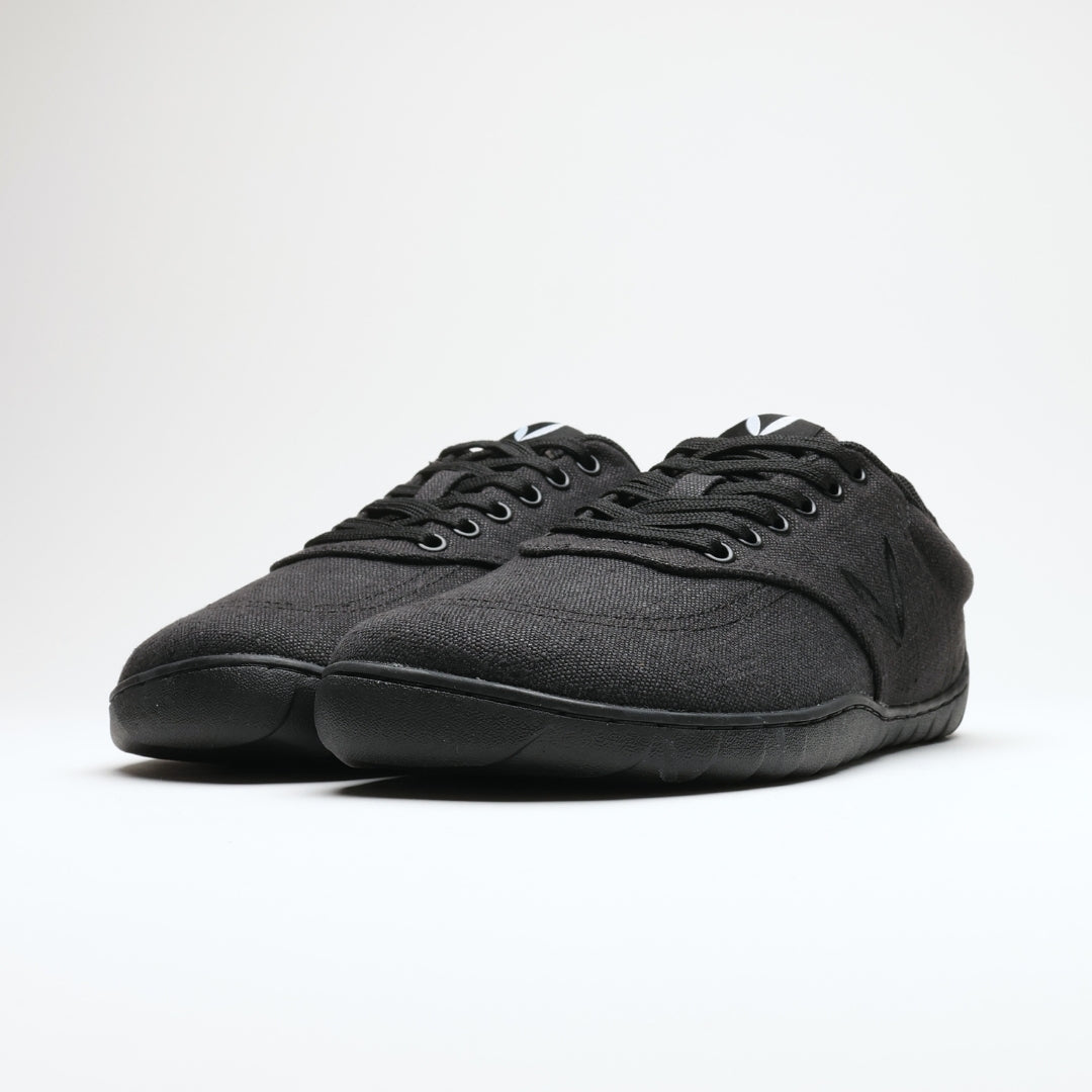 Vaistoa Huoleton barefoot hemp sneakers – soft black, pair side by side photographed from a front angle, light background