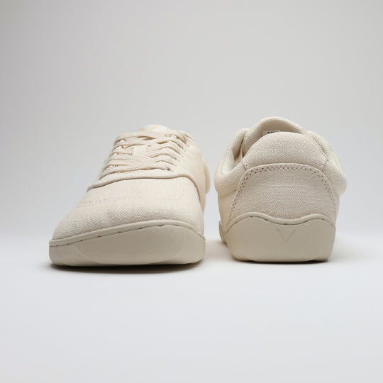 Vaistoa Huoleton barefoot hemp sneakers – natural hemp, pair with one shoe photographed from the front and the other from behind, the heel loop visible