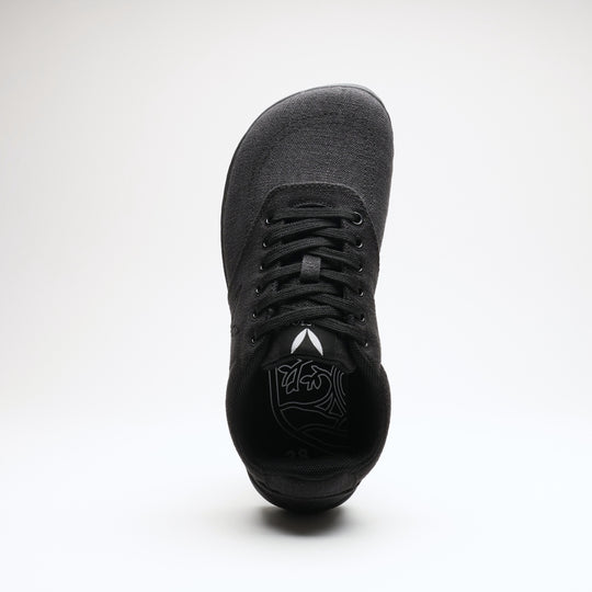 Vaistoa Huoleton barefoot hemp sneakers – soft black, single shoe photographed from above with the toe towards the camera, wide toe box and the inside of the shoe visible