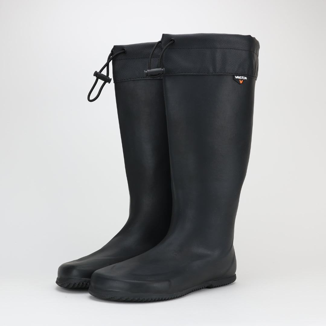 Vaistoa Katve Rubber Barefoot Rainboots Black Pair Front Diagonal View
