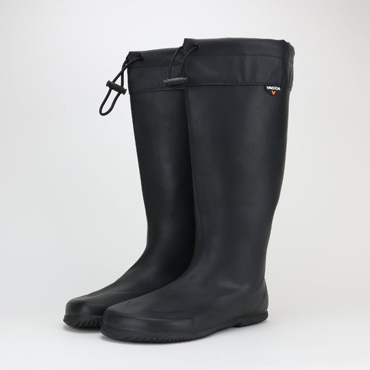 Vaistoa Katve Rubber Barefoot Rainboots Black Pair Front Diagonal View