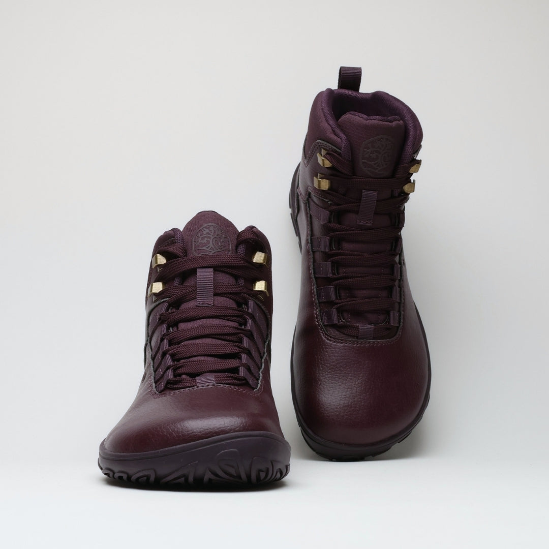Vaistoa Uoma 2 barefoot trekking boots plum red – two boots seen from the front, staggered one behind the other, the rear one slightly from above so that the collar shows