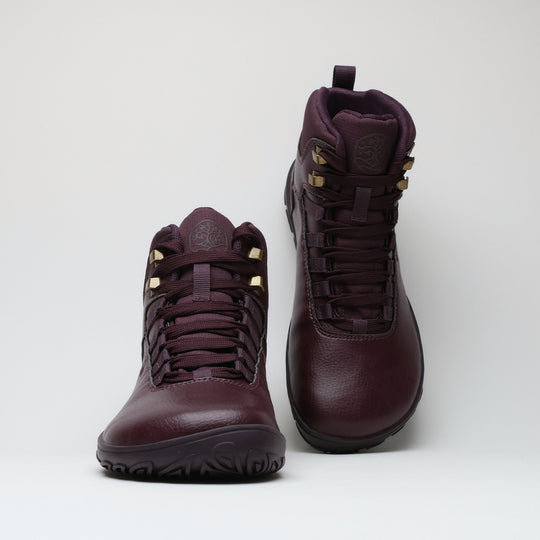 Vaistoa Uoma 2 barefoot trekking boots plum red – two boots seen from the front, staggered one behind the other, the rear one slightly from above so that the collar shows