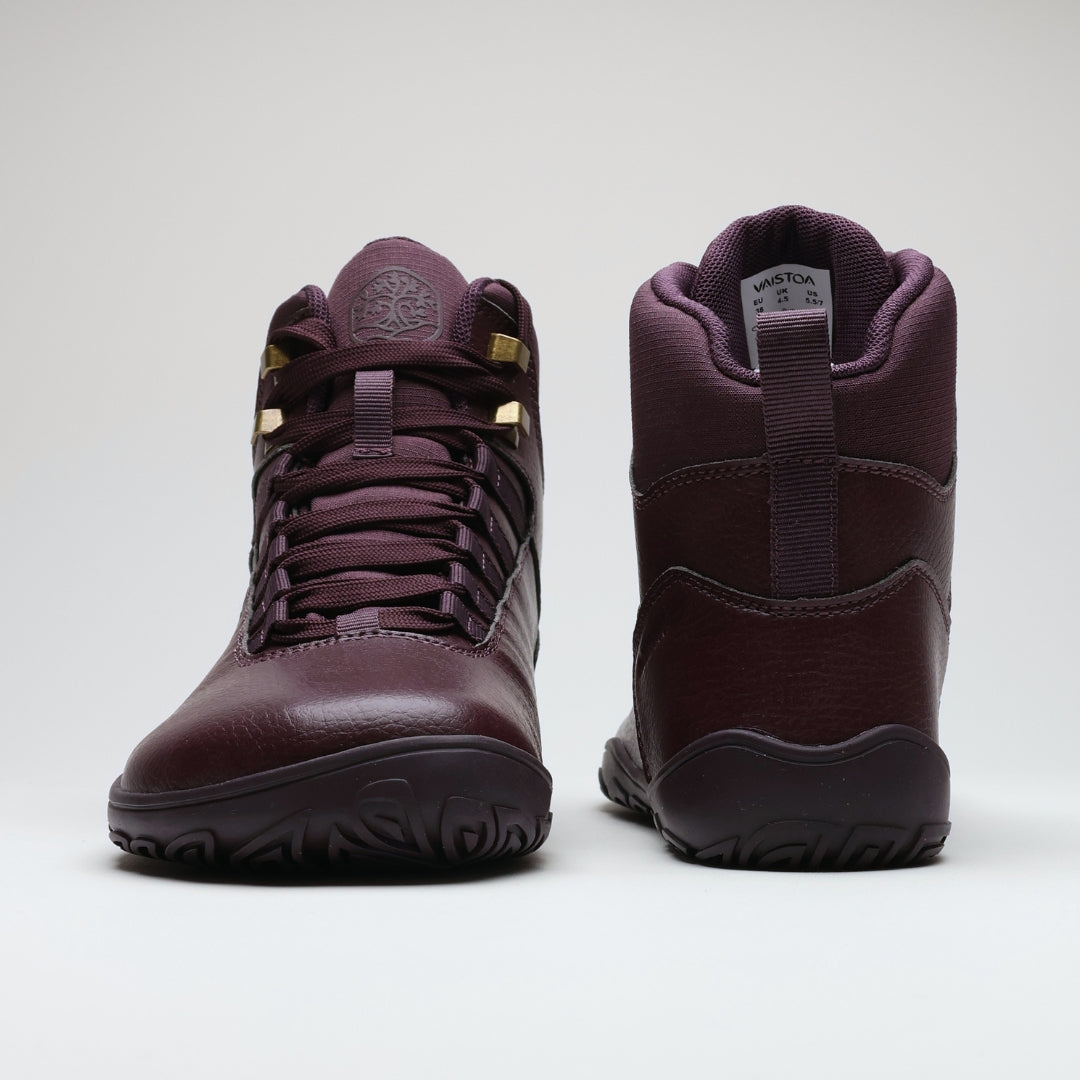 Vaistoa Uoma 2 barefoot trekking boots plum red – two boots standing upright, the left one from the front and the right one from behind, with the heel loop and size label visible