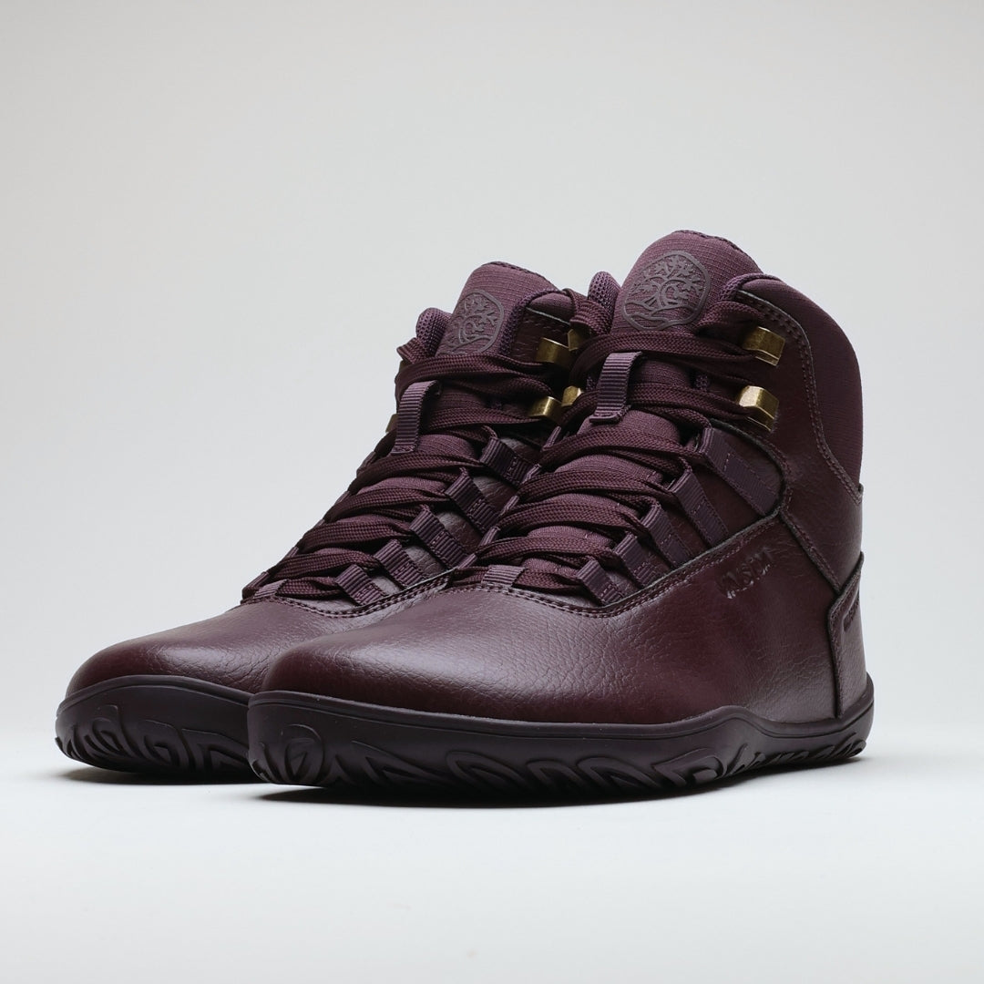 Vaistoa Uoma 2 barefoot trekking boots plum red – the pair side by side from a front three-quarter angle, with the brass-coloured speed hooks and the tree emblem embossed on the tongue visible