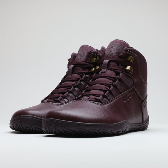 Vaistoa Uoma 2 barefoot trekking boots plum red – the pair side by side from a front three-quarter angle, with the brass-coloured speed hooks and the tree emblem embossed on the tongue visible
