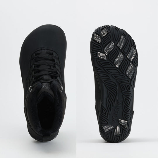 Ylhäältä ja pohjasta kuvattu noenmusta Vaistoa Uoma Talvi 3 -kenkäpari. Kuvassa korostuu leveä, jalan anatomian mukainen varvastila ja pitävä Vaistoa Pitoa™ -talvipohja.