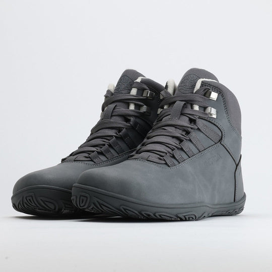 Pakkasharmaa Vaistoa Uoma Talvi 3 -kenkäpari kuvattuna etuviistosta, korostaen kengän matalaa profiilia ja leveää varvastilaa.