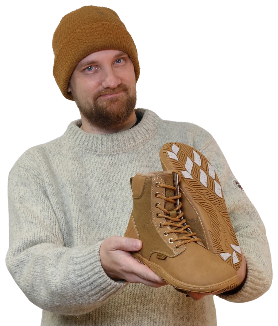 Physiotherapist Matti Melanen holding Vaistoa Hurmos 3 casual winter barefoot boots