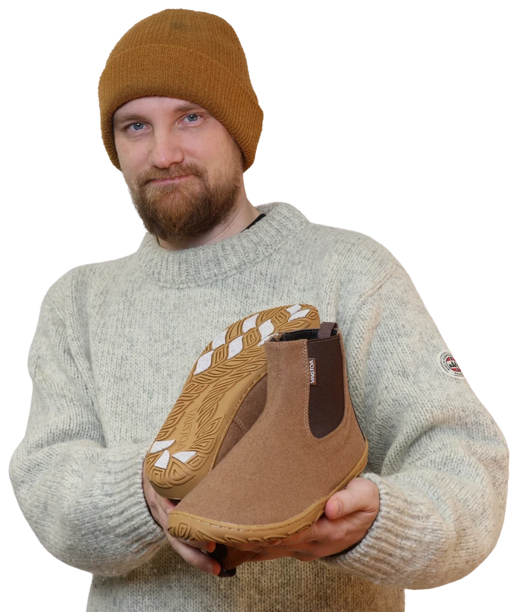 Physiotherapist Matti Melanen holding Vaistoa Sulo 2 winter barefoot Chelsea boots