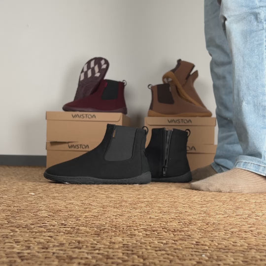 Vaistoa Sulo 2 winter barefoot chelsea boots – video of a person putting the boots on with a shoehorn. The side zipper and the elastic panel make slipping them on effortless.