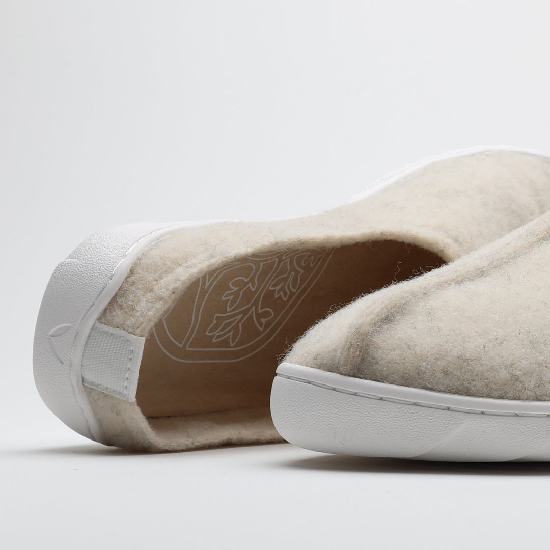 Vaistoa Toive felt barefoot slippers – close-up of vanilla grey felt slippers with an open slip-on design and supportive heel cup against a light background
