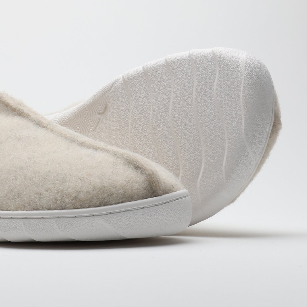 Vaistoa Toive felt barefoot slippers – close-up of the white Vaistoa Aalto outsole and the thin flexible structure of a vanilla grey felt slipper against a light background