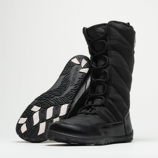 Vaistoa Hanki 3 barefoot winter snow boots, colour Black – studio photo: pair with one boot tilted to show the sole.
