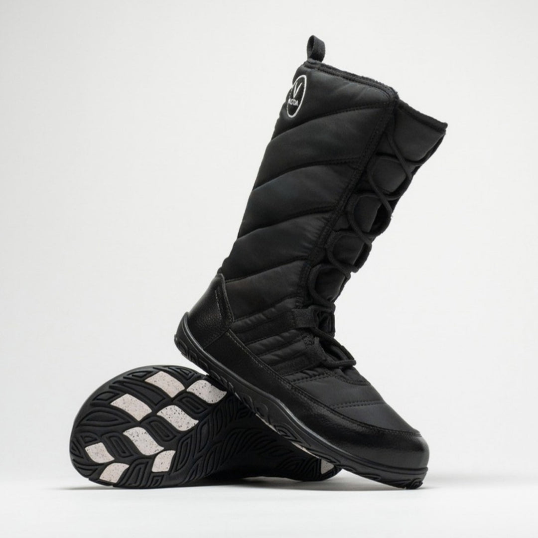 Vaistoa Hanki 3 barefoot winter snow boots, colour Black – studio photo: one boot standing, the other lying with the sole and Pitoa grip pads visible.