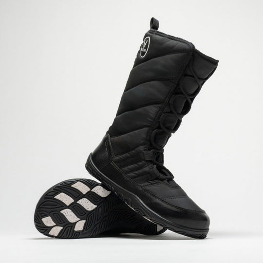 Vaistoa Hanki 3 barefoot winter snow boots, colour Black – studio photo: one boot standing, the other lying with the sole and Pitoa grip pads visible.