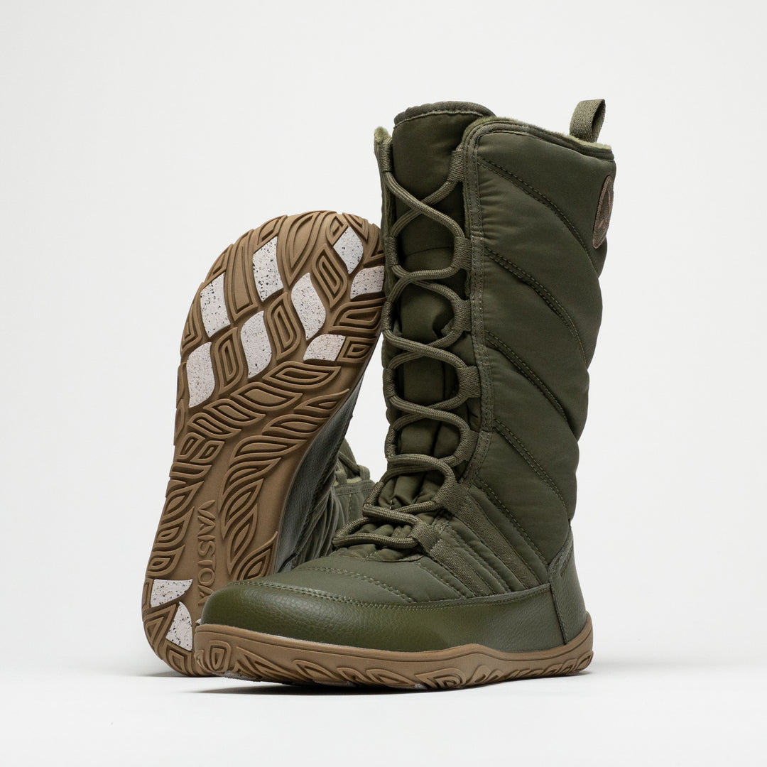 Vaistoa Hanki 3 barefoot winter snow boots, colour Olive green – studio photo: pair with one boot turned with the outsole facing the camera, showing the Vaistoa logo and grip pads, and the other standing next to it at a front angle.