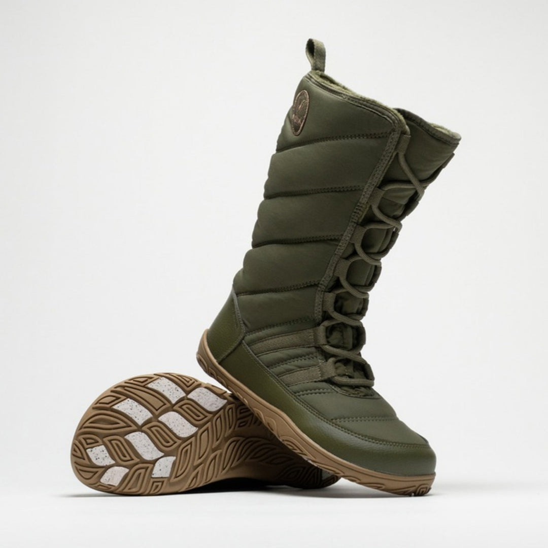 Vaistoa Hanki 3 barefoot winter snow boots, colour Olive green – studio photo: one boot standing, the other lying with the sole and Pitoa grip pads visible.