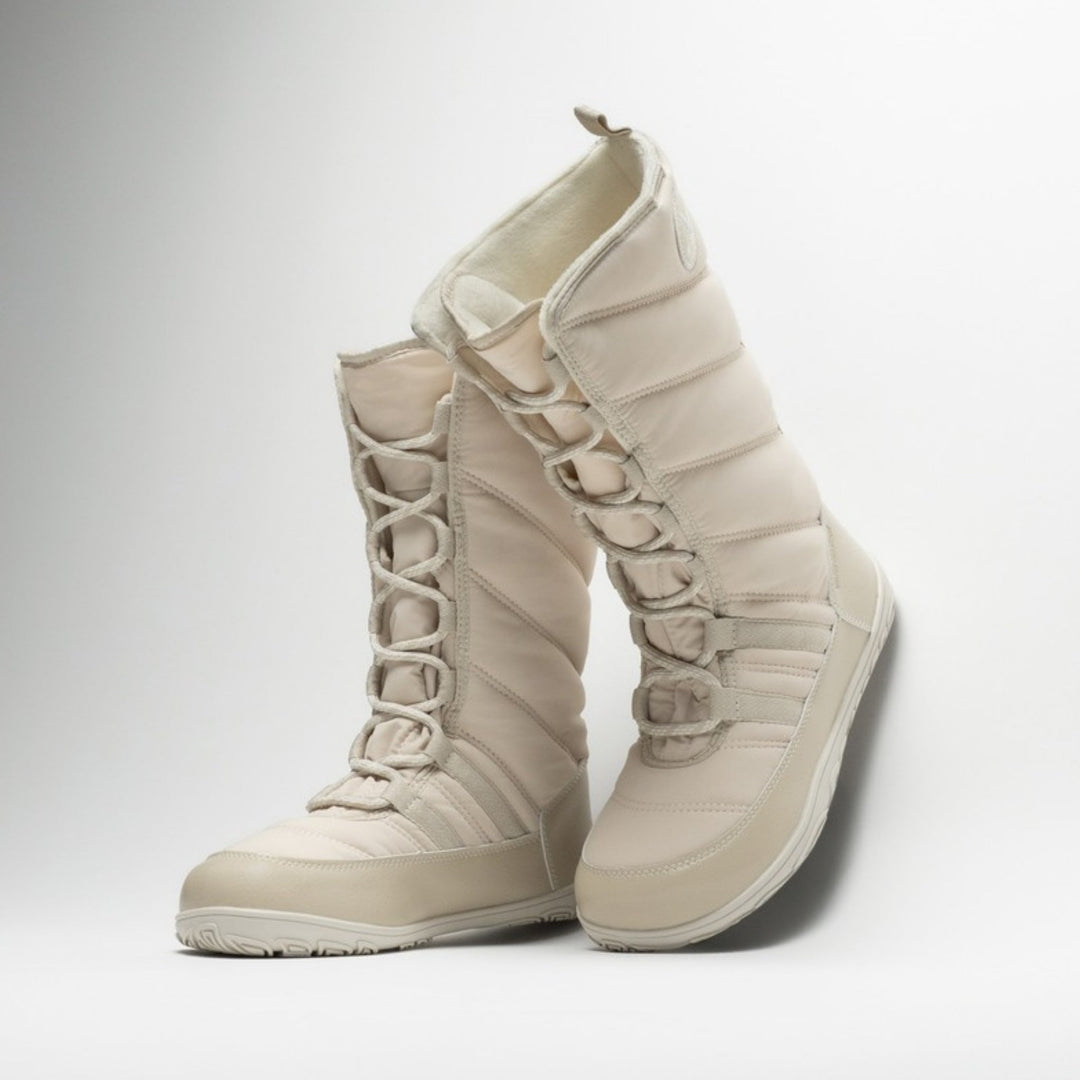 Vaistoa Hanki 3 barefoot winter snow boots, colour Vanilla – studio photo: pair with one boot in front.