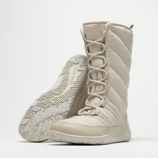 Vaistoa Hanki 3 barefoot winter snow boots, colour Vanilla – studio photo: pair with one boot tilted to show the sole.