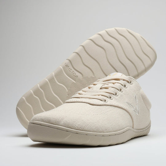Vaistoa Huoleton barefoot hemp sneakers – natural hemp, studio shot of the pair, one shoe on its side showing the wave pattern of the Vaistoa Aalto outsole and the other standing sideways in front, light background