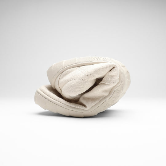 Vaistoa Huoleton barefoot hemp sneakers natural hemp, shoe folded in half showing the thin flexible sole