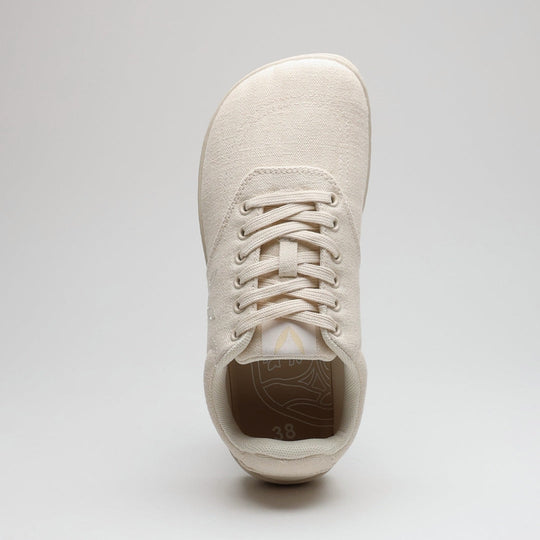 Vaistoa Huoleton barefoot hemp sneakers – natural hemp, single shoe photographed from above with the toe towards the camera, wide toe box and the inside of the shoe visible