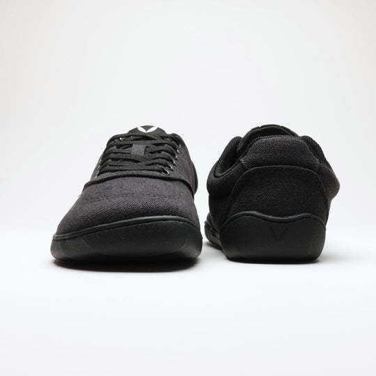 Vaistoa Huoleton barefoot hemp sneakers – soft black, pair with one shoe photographed from the front and the other from behind, the heel loop visible
