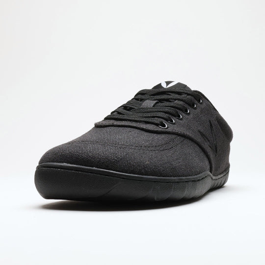 Vaistoa Huoleton barefoot hemp sneakers – soft black, close-up of a single shoe from a front angle, the weave of the hemp fabric and the lacing visible