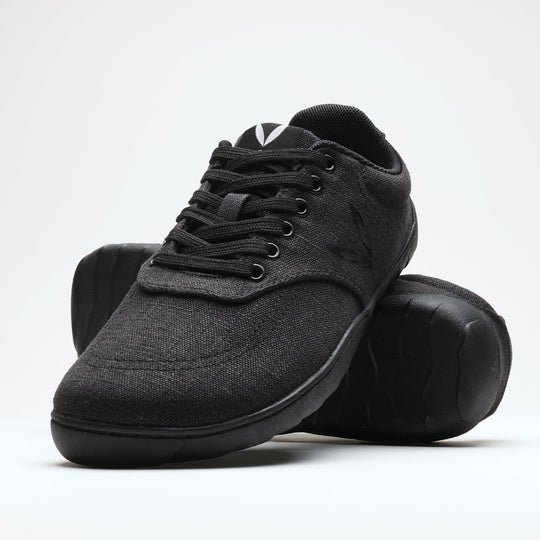 Vaistoa Huoleton barefoot hemp sneakers – soft black, pair with one shoe leaning on the other and the outsole partly visible, light background