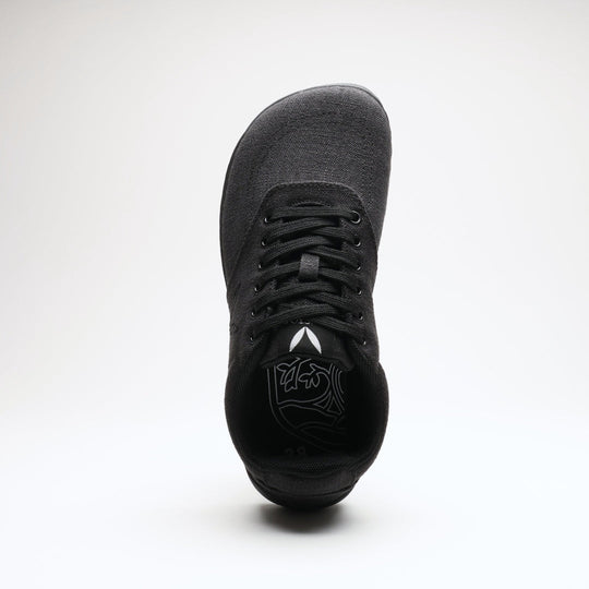 Vaistoa Huoleton barefoot hemp sneakers – soft black, single shoe photographed from above with the toe towards the camera, wide toe box and the inside of the shoe visible