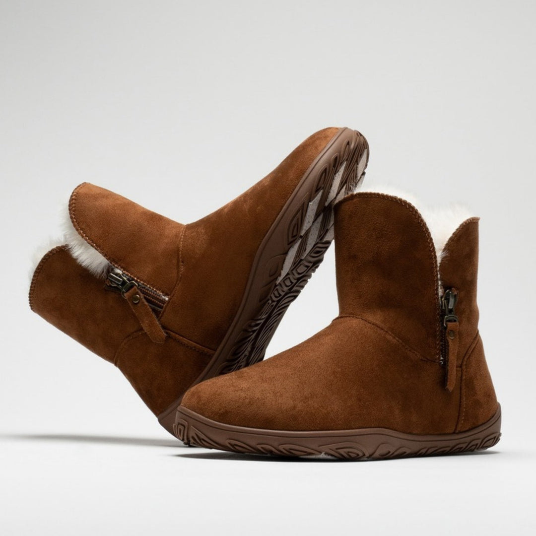 Vaistoa Huurre 2 barefoot winter ankle boots, colour Caramel brown – studio photo: pair, one tilted, faux fur lining visible.