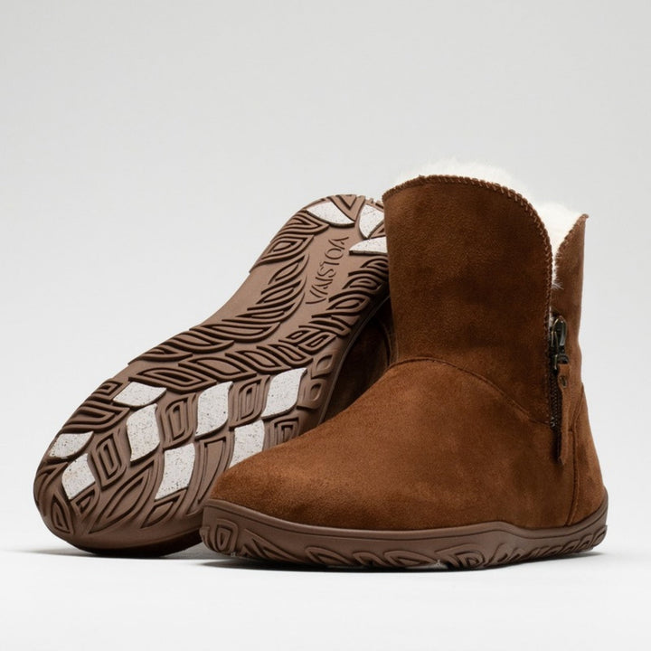 Vaistoa Huurre 2 barefoot winter ankle boots, colour Caramel brown – studio photo: pair with one boot tilted to show the sole.