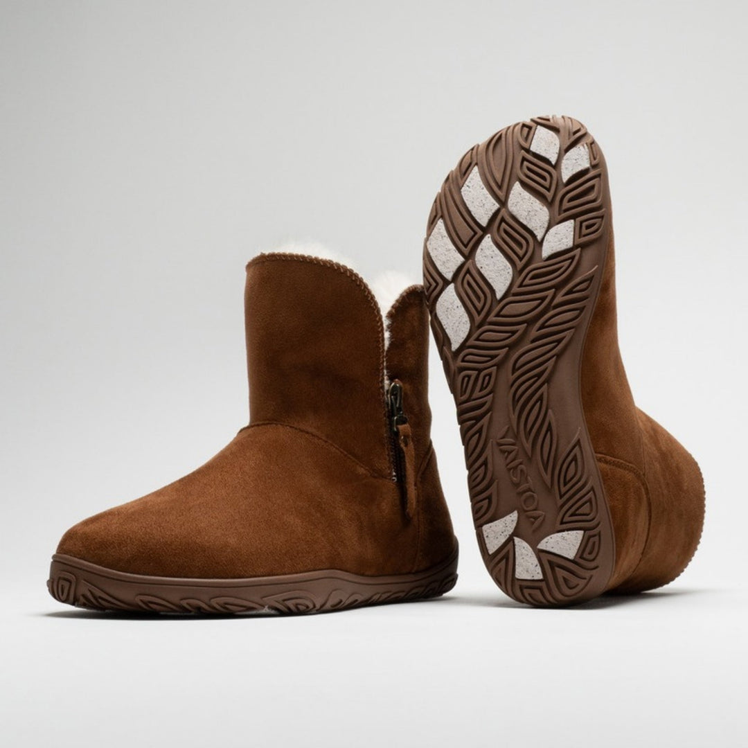 Vaistoa Huurre 2 barefoot winter ankle boots, colour Caramel brown – studio photo: pair, one leaning with the Pitoa sole and grip pads visible.