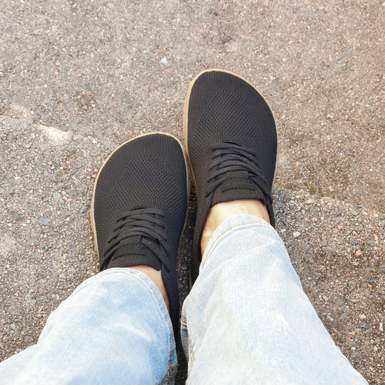 Vaistoa Iloa knitted barefoot sneakers – shoes worn on foot on gravel, shown from above
