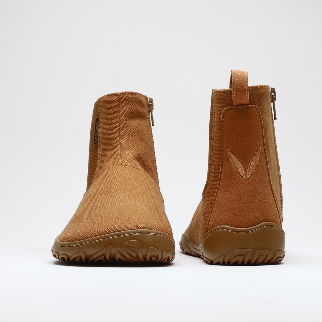 Vaistoa Kajo 2 barefoot chelsea boots – almond brown pair side by side, one shoe shown from the front and one from the back against a light background
