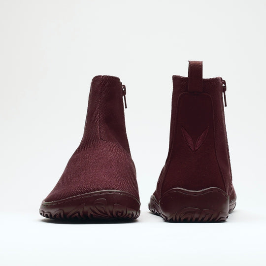 Vaistoa Kajo 2 barefoot chelsea boots – burgundy pair side by side, one shoe shown from the front and one from the back against a light background